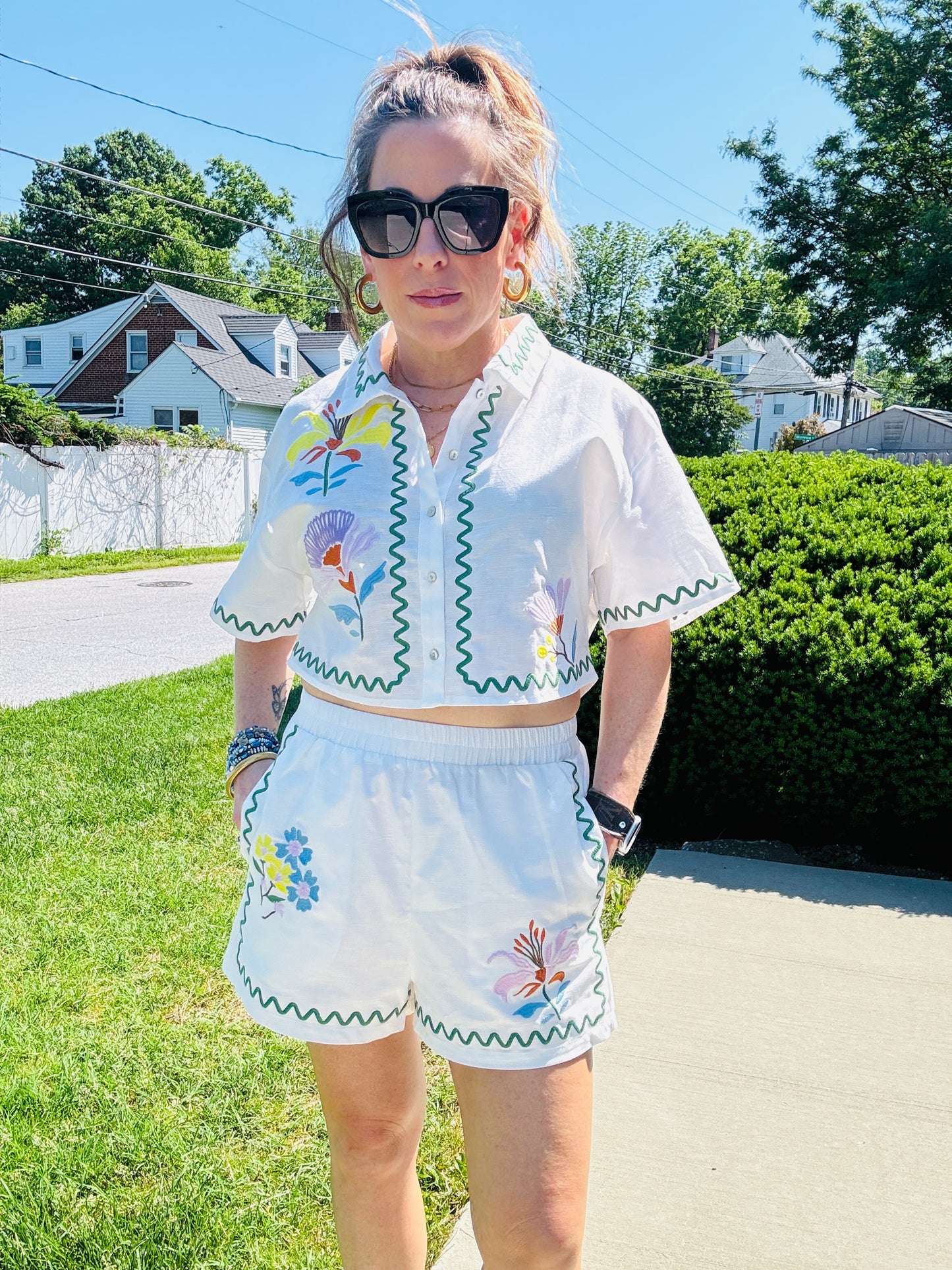 EMBROIDERED FLORAL LINEN SHORTS
