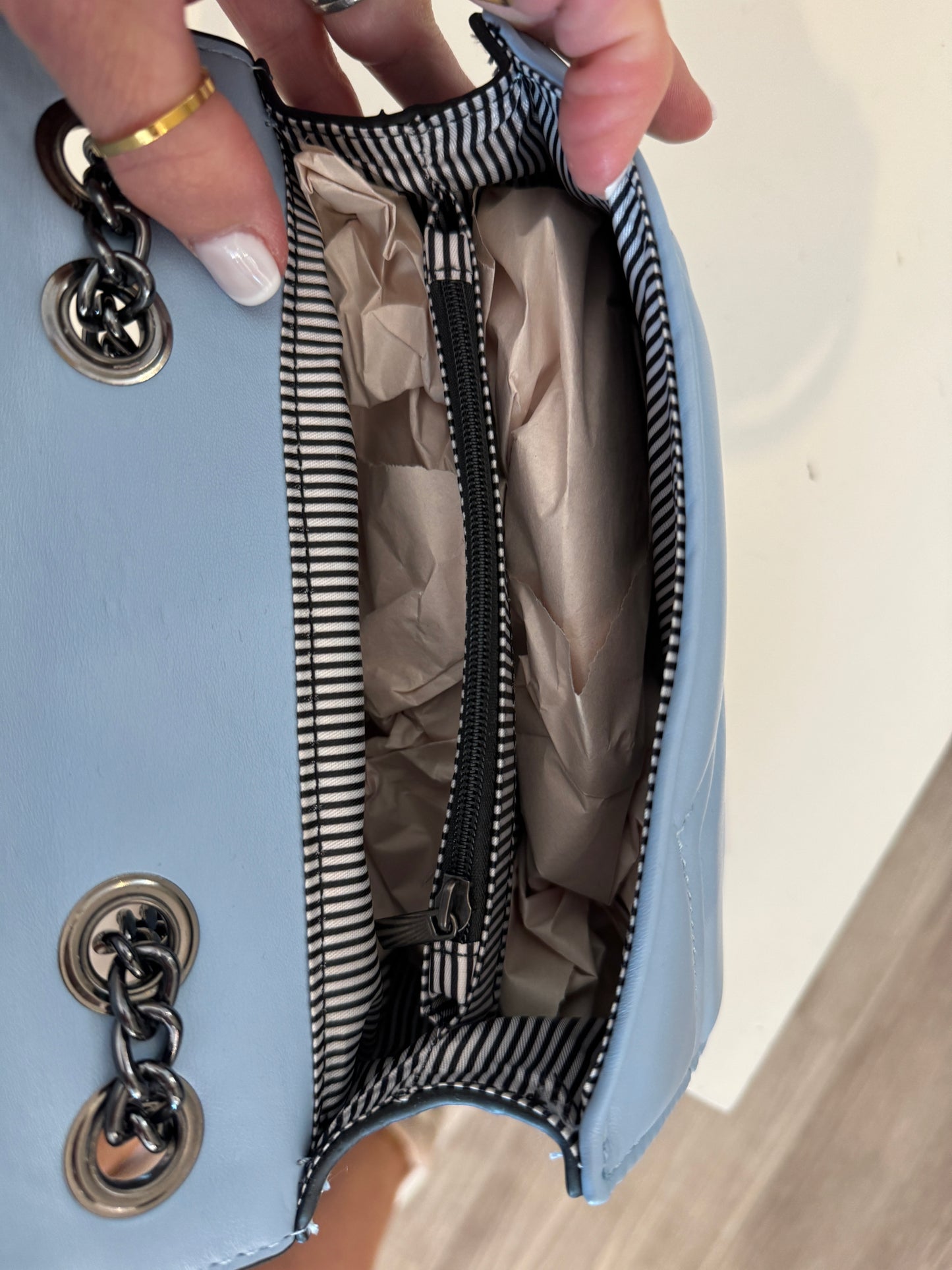 PUFF STITCH V CHAIN BAG
