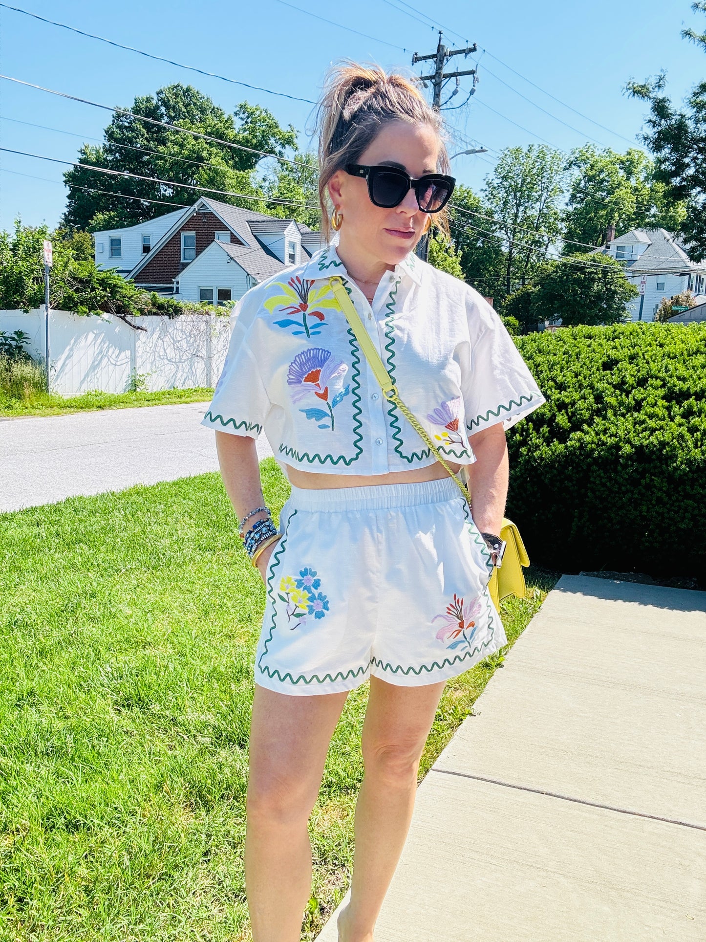 EMBROIDERED FLORAL LINEN SHORTS
