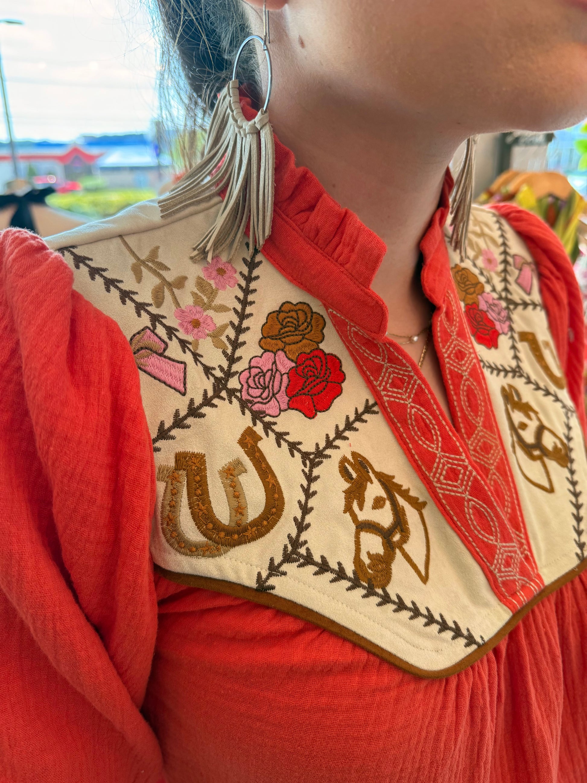 PUFF SLEEVE EMBROIDERED HORSE DETAILED TOP