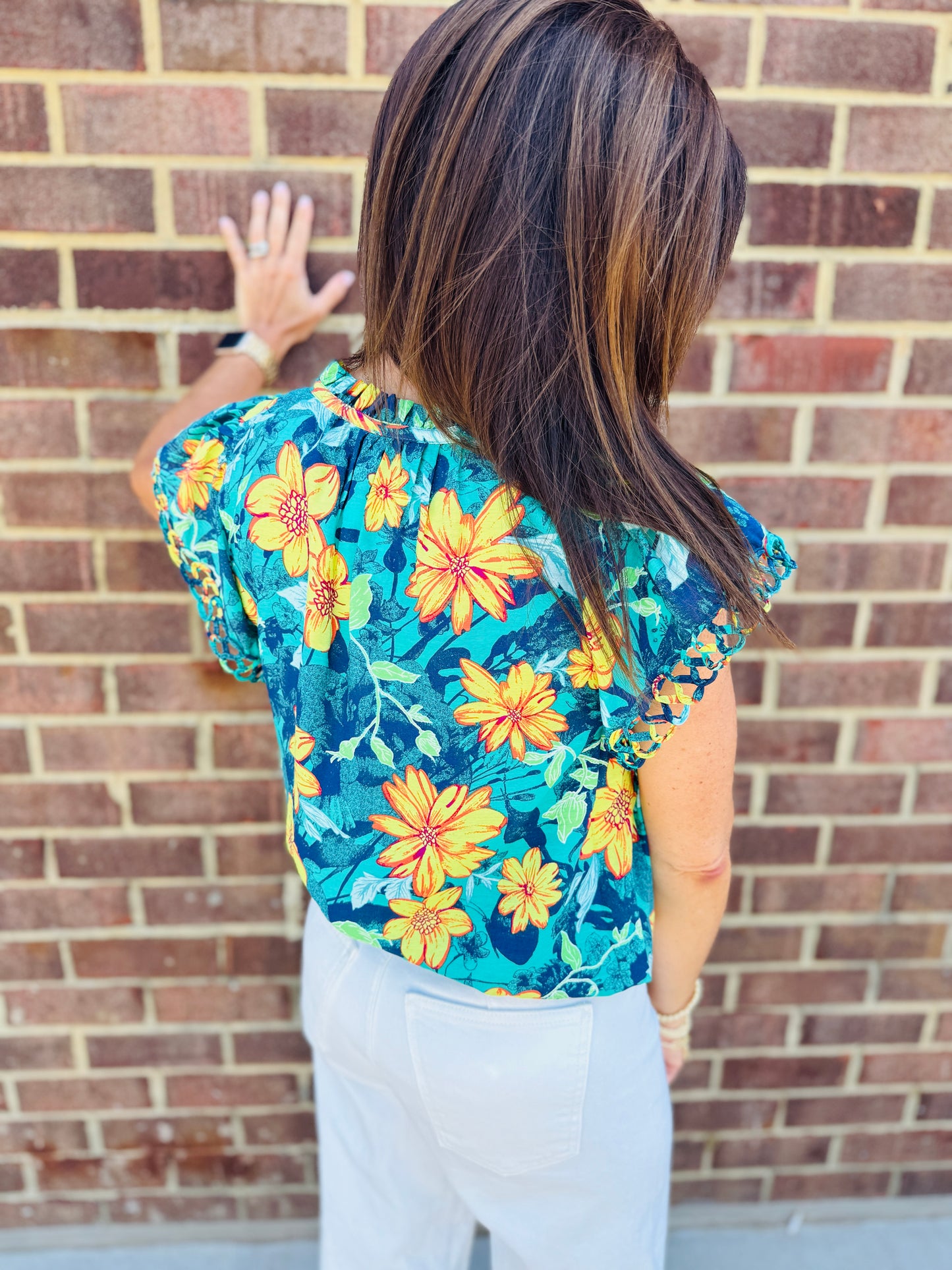 CURRENT AIR FLORAL WITH DETAILED SLEEVE TOP