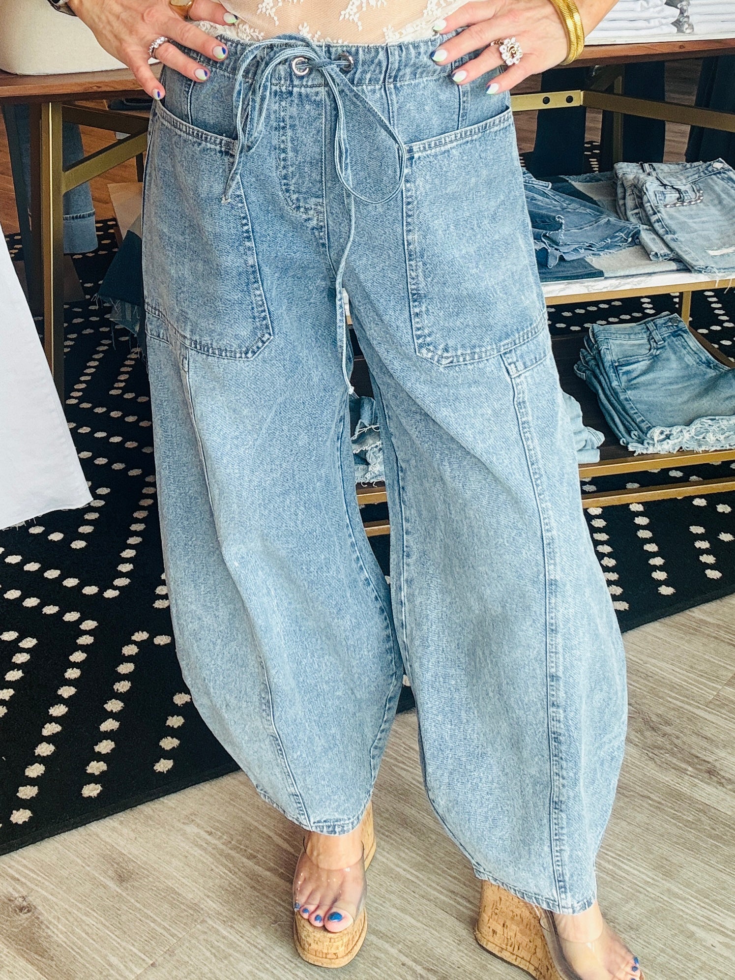MID-WAIST DRAWSTRING BARREL JEANS