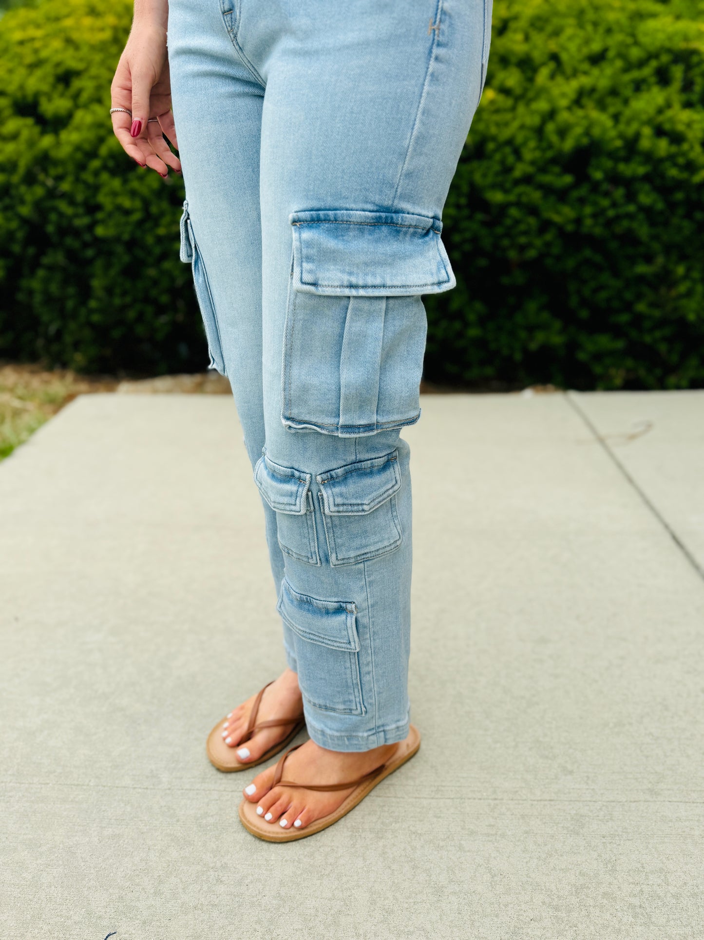 HIDDEN STRAIGHT LEG RELAXED CARGO JEANS