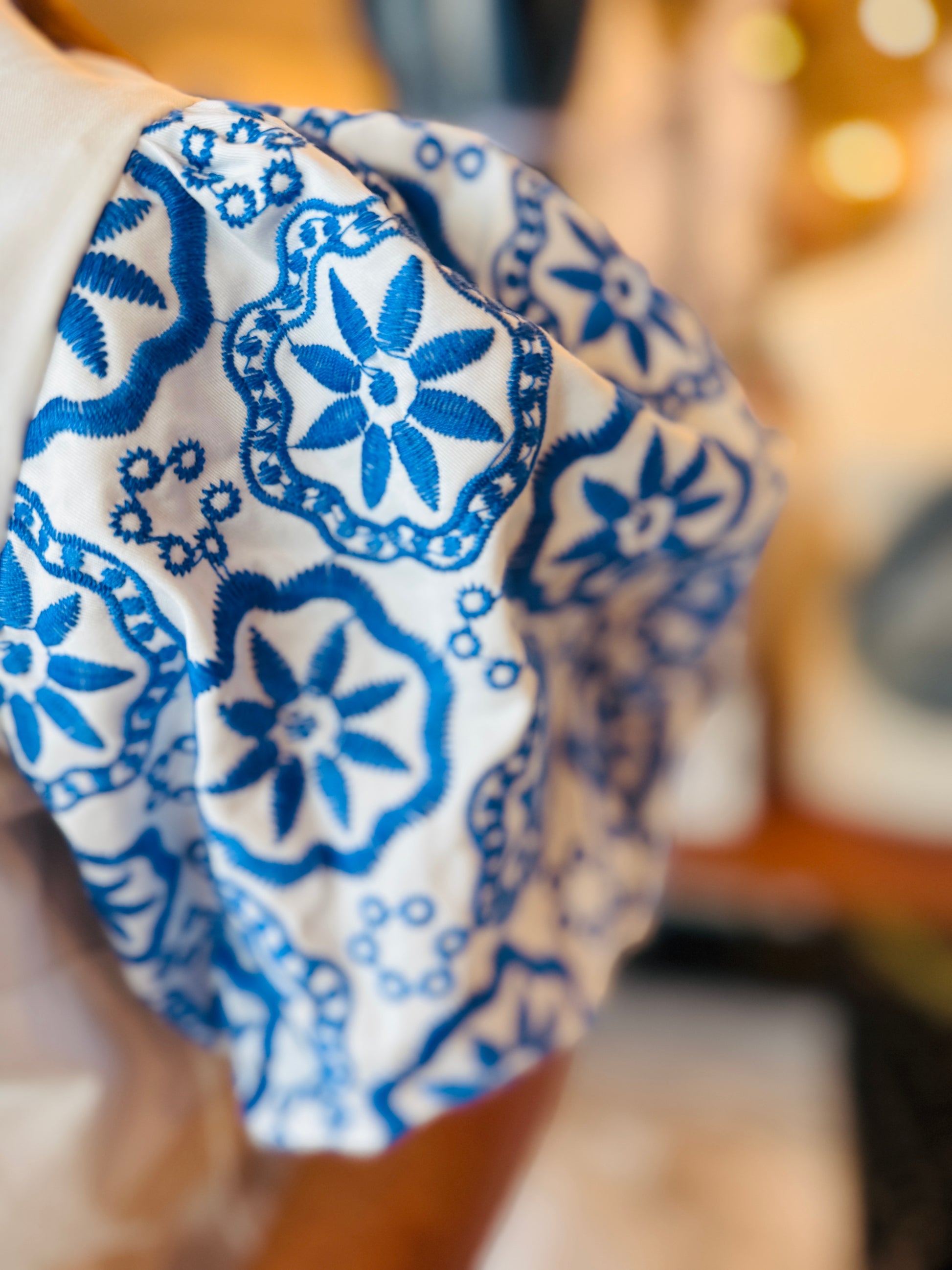 EMBROIDERED PUFF SLV TOP