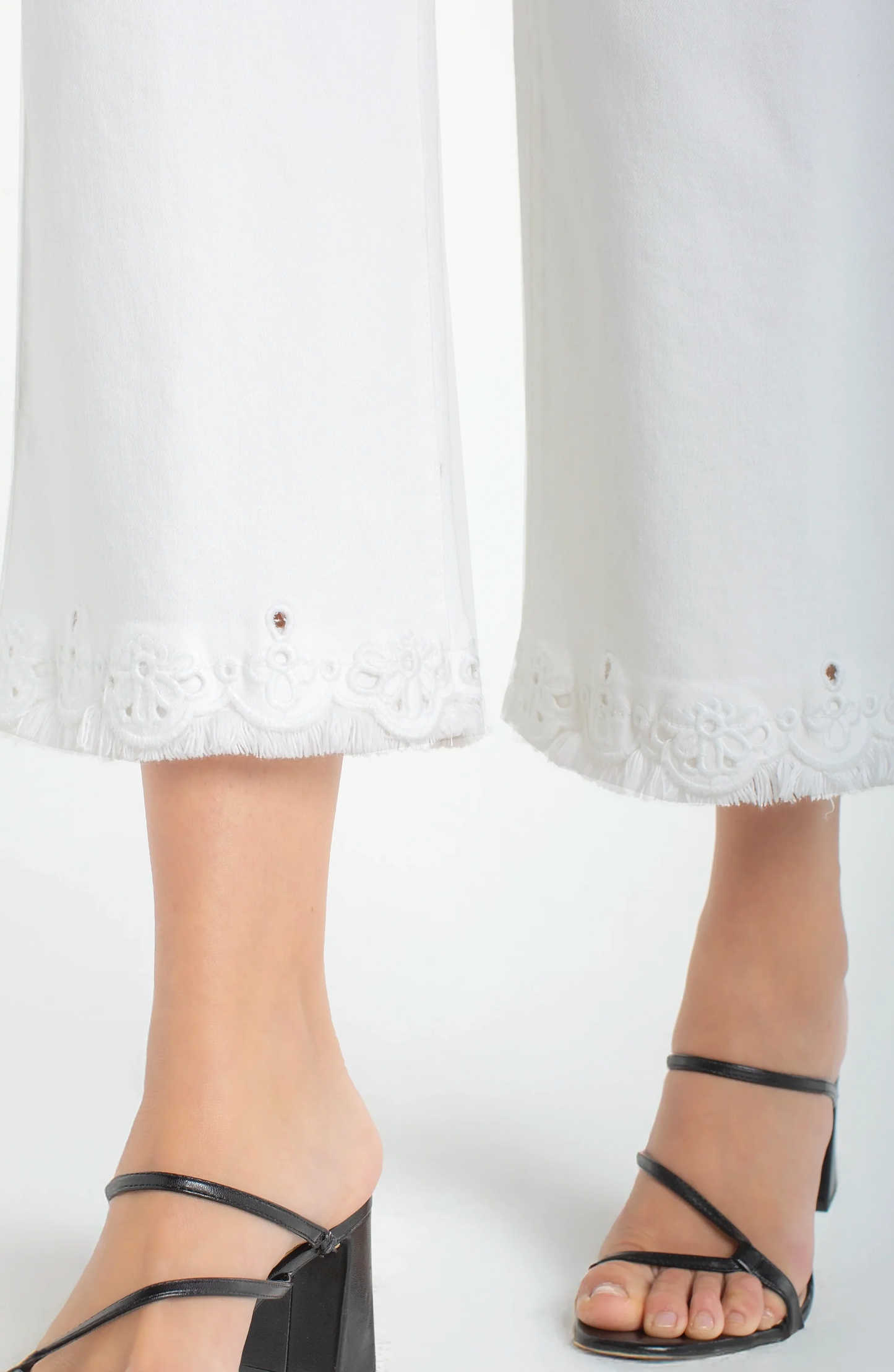 LIVERPOOL STRIDE WIDE LEG CROP WITH EMBROIDERED HEM